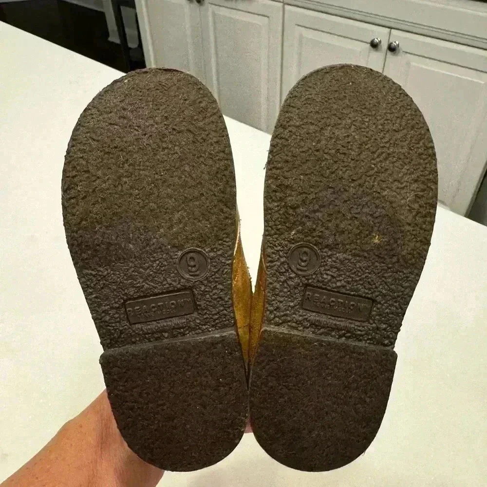 Kenneth Cole reaction unisex chukka boots. Brown suede size 9
